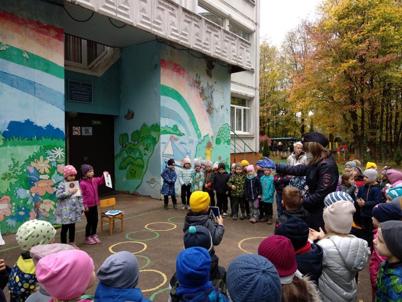Госавтоинспекция города Твери познакомила воспитанников детского сада с Правилами дорожного движения Госавтоинспекция города Твери познакомила воспитанников детского сада с Правилами дорожного движения