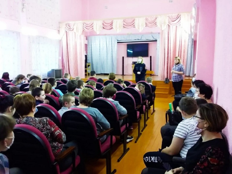В Тверской области полицейские вместе с общественниками рассказали ученикам о правилах личной безопасности